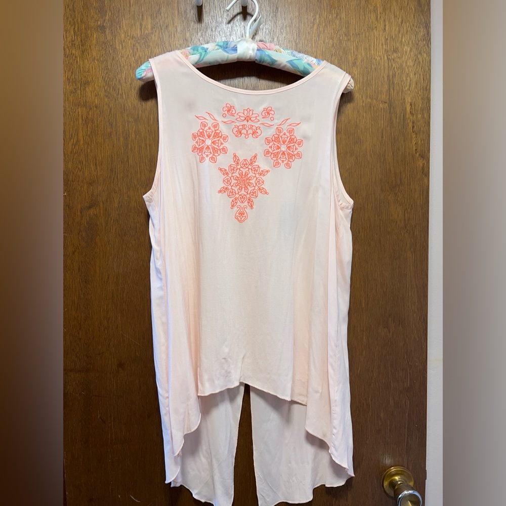NWT Lightweight sleeveless blouse with delicate embroidery and details